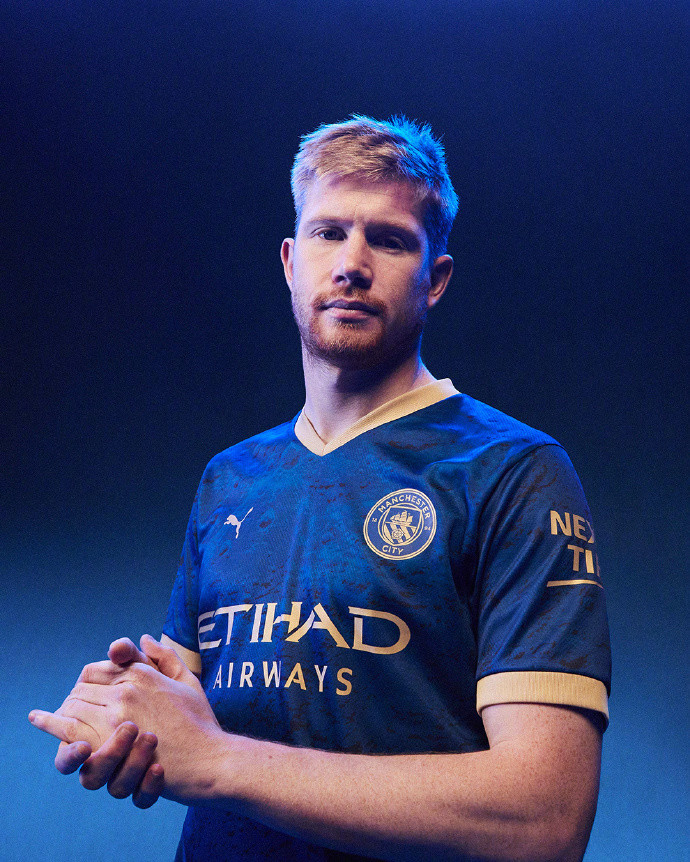 乔治娜点赞安东内拉庆祝梅西夺冠帖子，引发球迷热议（乔治娜点赞安东内拉庆祝梅西夺冠发文，球迷热议不断）