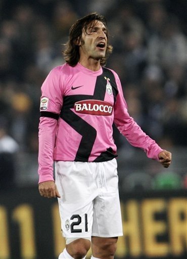 北雪平球迷向场内投掷烟花，瑞典超甲升级附加赛被迫中断（北雪平球迷投掷烟花致瑞典超甲升级附加赛中断）