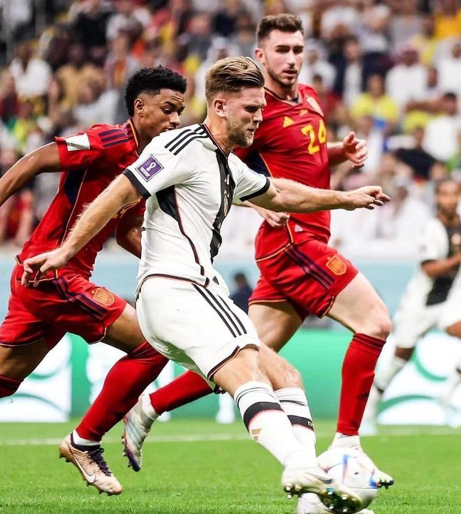 意甲战报：杜维卡斯破门，莫雷诺传射，科莫2-0胜萨索洛（意甲快讯：杜维卡斯建功，莫雷诺一传一射，科莫2-0击败萨索洛）