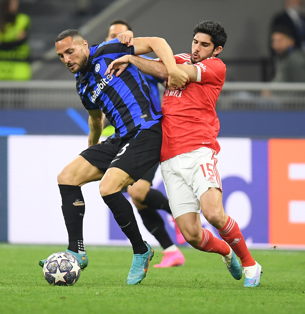 致敬李惠堂，赞助商犀旺送给魏祥鑫一颗柚子足球