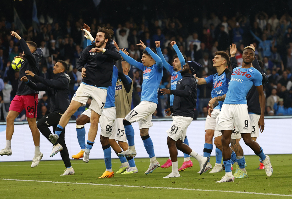 主持人爆料：麦金在圣米伦时，曾被队友扔出的训练杆刺伤大腿（主持人透露：麦金效力圣米伦期间曾被队友掷出的训练杆扎伤大腿）