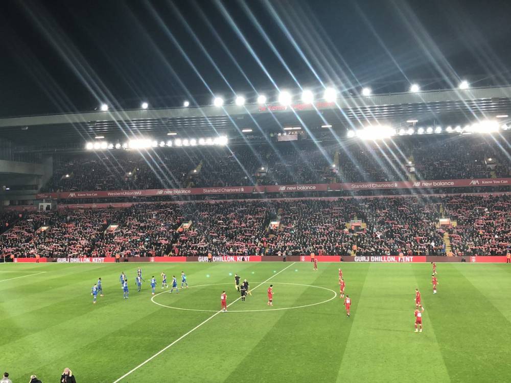 曼联欧联杯客场险胜，积分榜形势紧张（曼联欧联杯客场艰难取胜，积分形势趋紧）