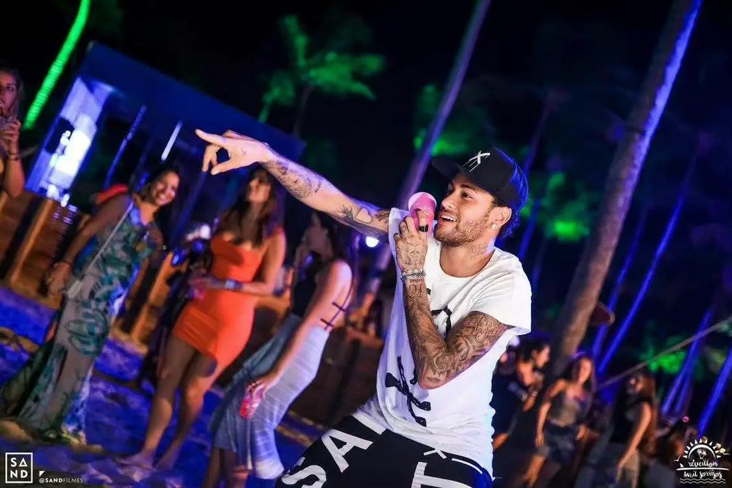 齐沃：足球是美丽的，我希望球员快乐，带着激情勇气微笑上场（齐沃：愿球员享受足球之美，带着激情与勇气微笑登场）