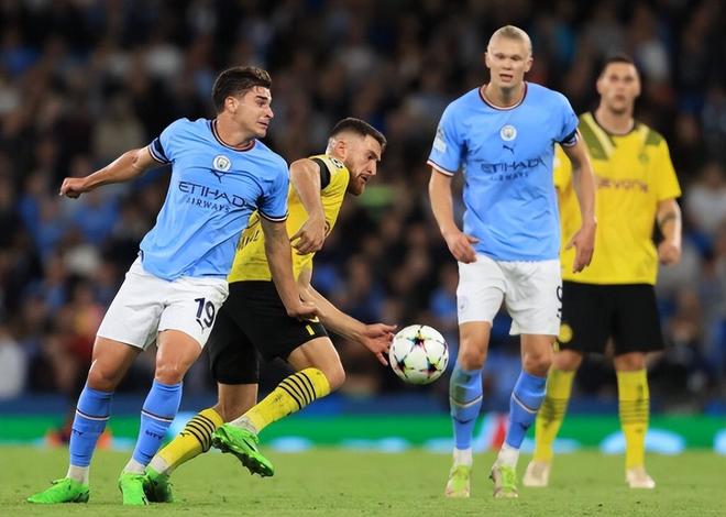 AC米兰在意大利杯1／8决赛中0-1不敌拉齐奥，终结13连胜，遭遇赛季首败。