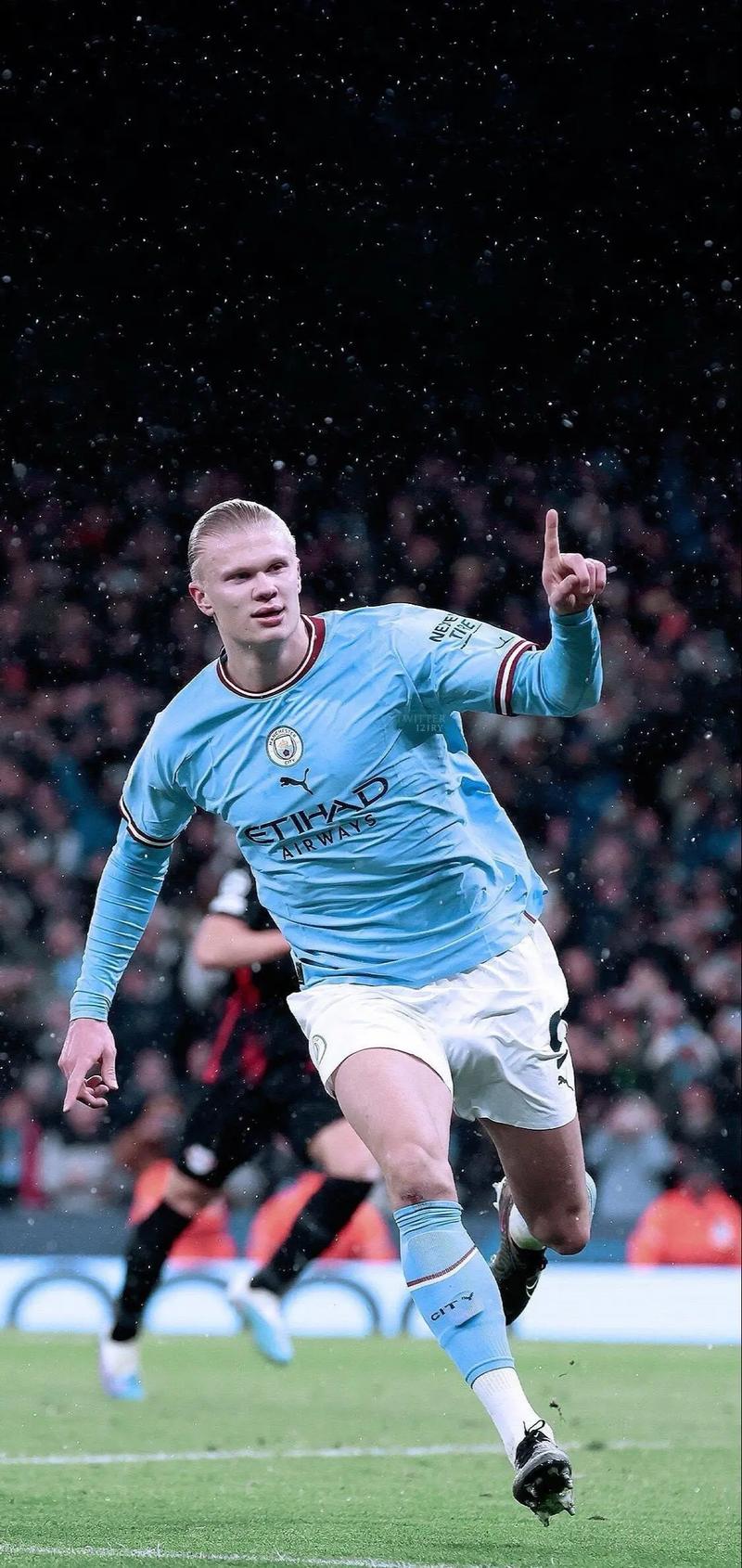 阿斯顿维拉在埃梅里带领下强势冲击英超争冠，与阿森纳激烈争夺榜首。（埃梅里率维拉强势冲冠，与阿森纳鏖战英超榜首）