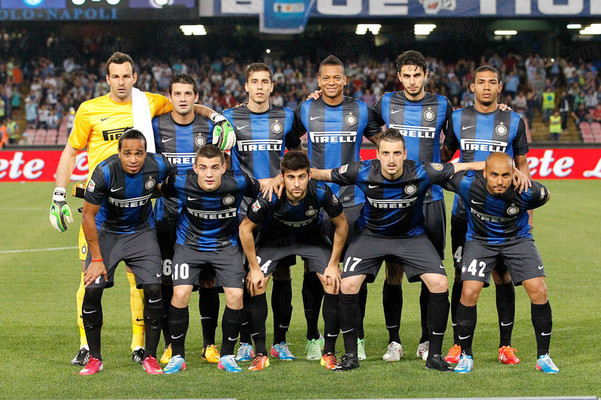 AC米兰1-0登顶意甲！38岁名将却抢走风头，带队12场不败紧追榜首（AC米兰1-0登顶意甲，豪取12场不败！38岁名将抢尽风头）