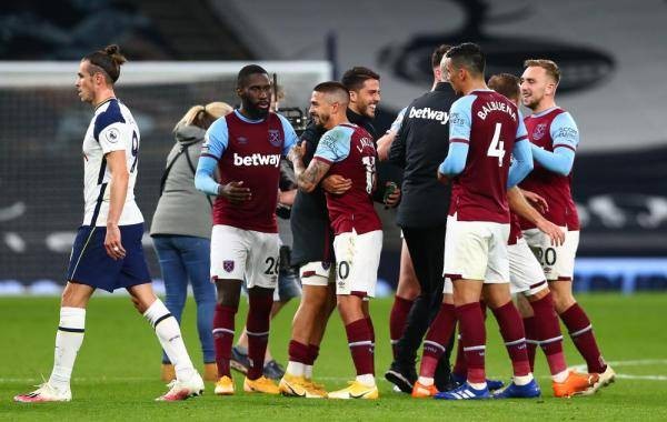 悉尼FC门将：在罗马尼亚输球就像一场葬礼，有人朝我扔东西（悉尼FC门将称在罗马尼亚客场失利仿佛参加葬礼，还遭球迷投掷物品）