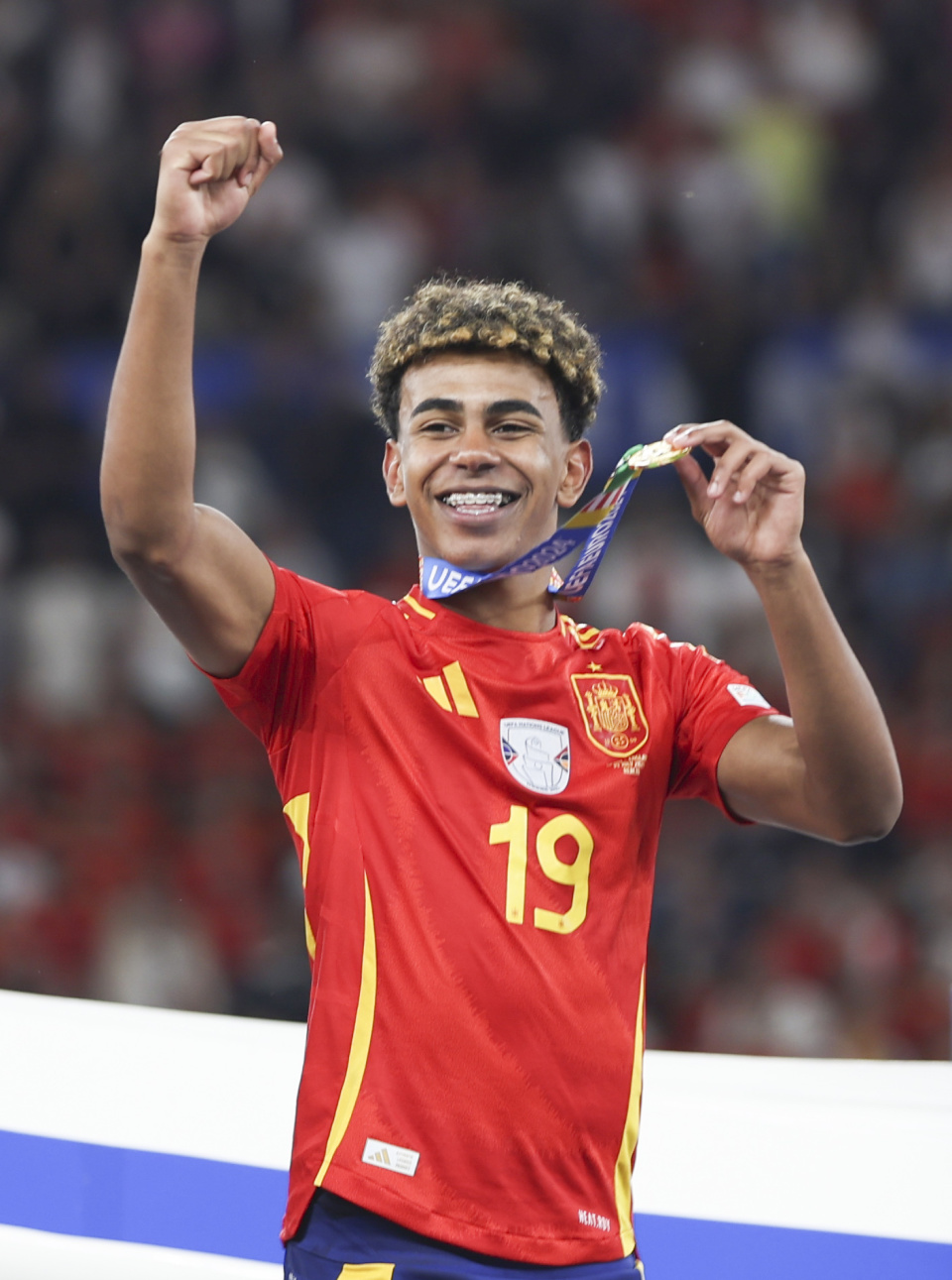 李玮洒成为首位获OPBF金腰带的中国女子拳手，多次在国际赛场取得胜利，正式转型为职业拳击选手。