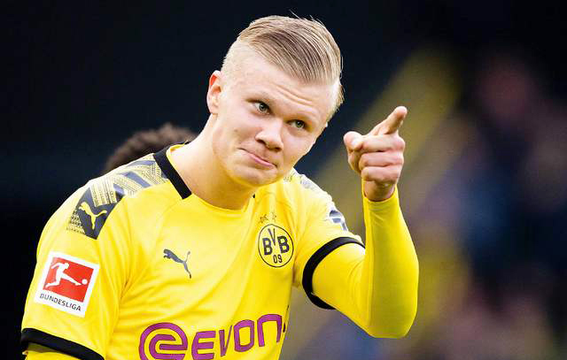 莱奥：我正在学习踢中锋，球队在场内场外都在帮助我（莱奥：正适应中锋位置，球队内外给予我支持）