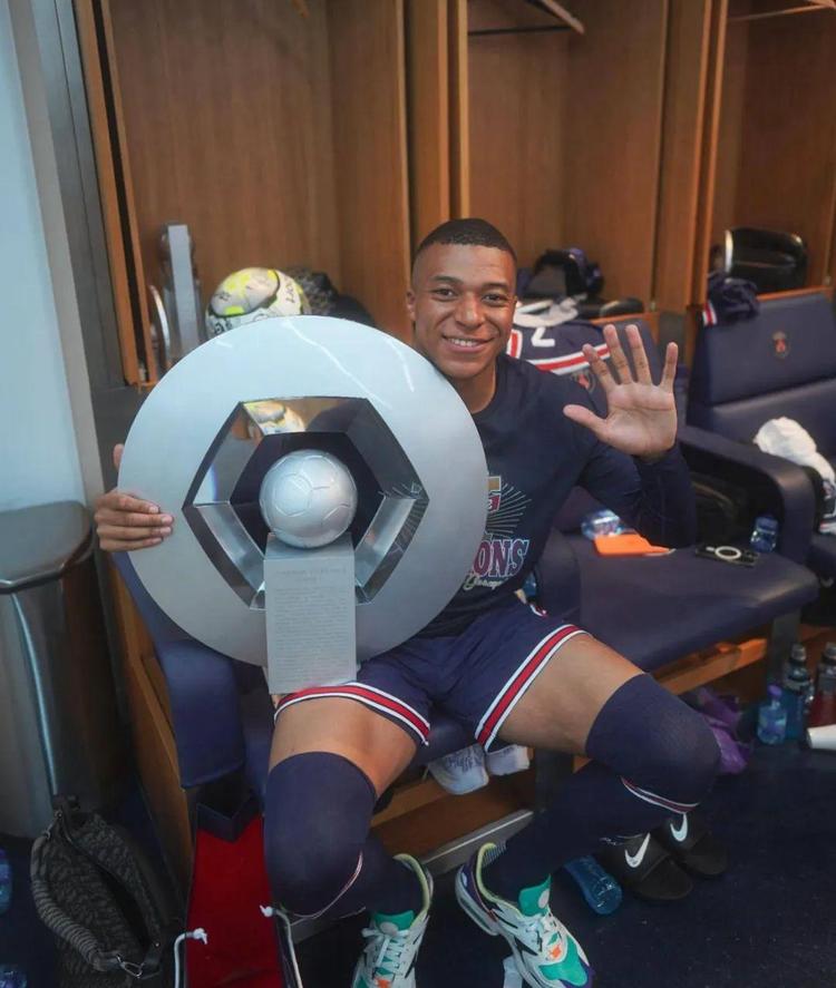 新一轮的欧冠势力版图更新：本轮阿森纳击败拜仁慕尼...（欧冠格局再洗牌：阿森纳本轮力克拜仁慕尼黑）