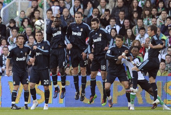 阿莫林：还没对卡塞米罗续约做决定，冬窗有合适人选才会引援（阿莫林：卡塞米罗续约未定，冬窗仅在有合适目标时引援）