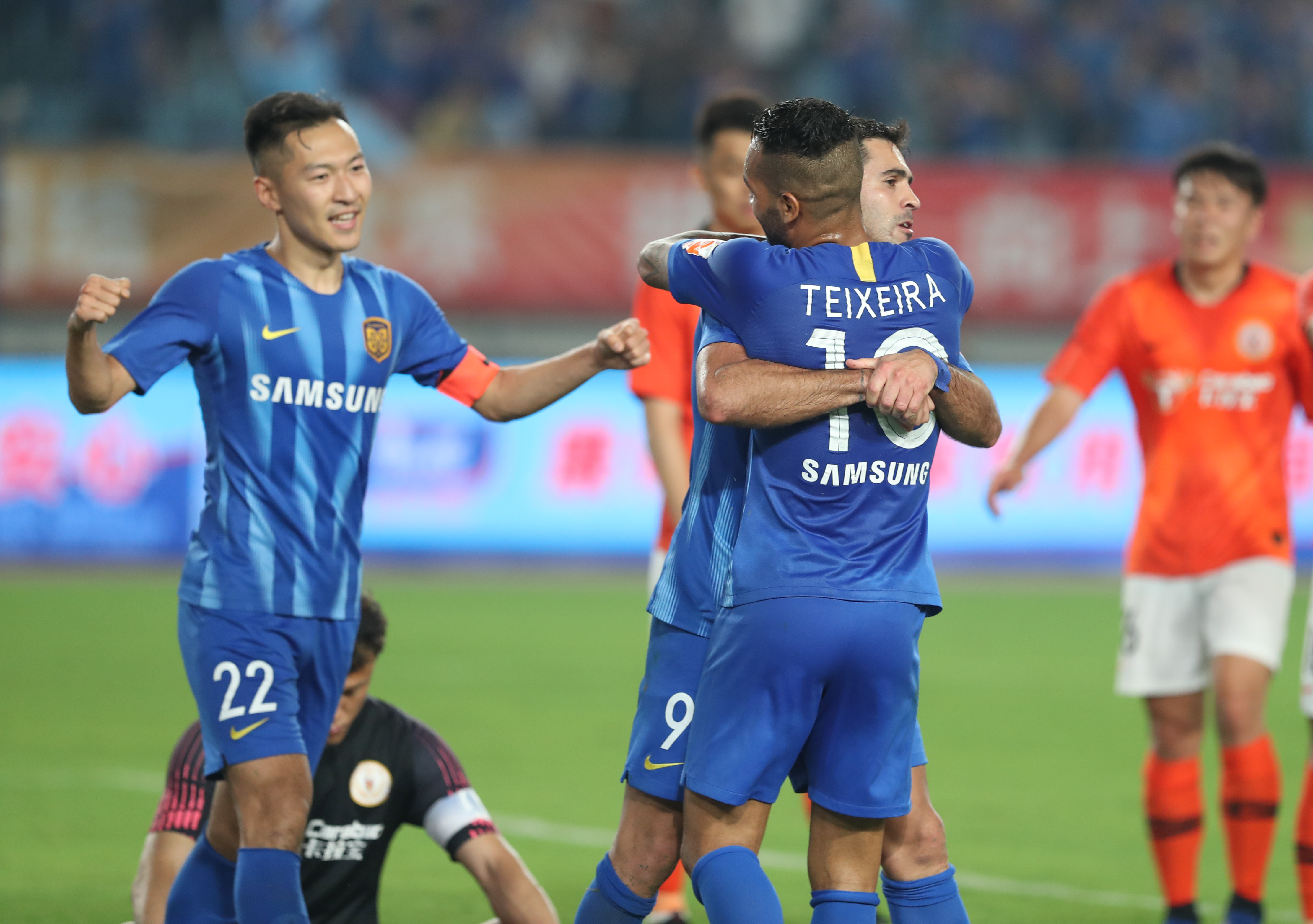 阿森纳成为第二支，在小组赛／联赛阶段10连胜的英伦球队（阿森纳成英伦足坛第二支在小组赛或联赛阶段豪取十连胜的球队）