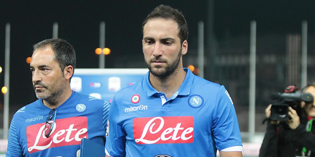 支持球队！欧文坐在场边观看独行侠对阵湖人的比赛（欧文现身场边，助威独行侠对阵湖人）