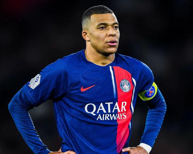 罗马诺：凯恩完全专注于拜仁，双方即将进行续约谈判（罗马诺：凯恩心无旁骛投身拜仁，续约谈判在即）