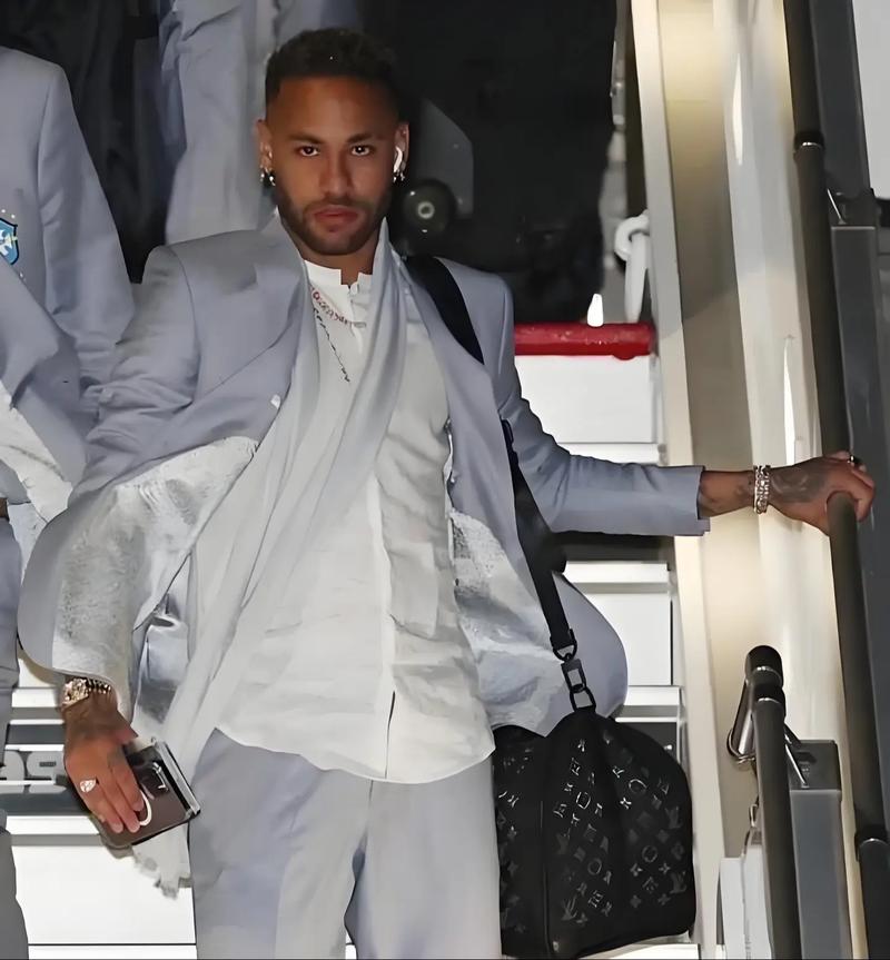 篮球湖人官宣老将复出，防守端迎来补强（湖人官宣老将回归，防守端再添助力）